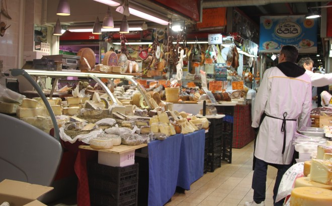 Cooperatives in a Roman Market