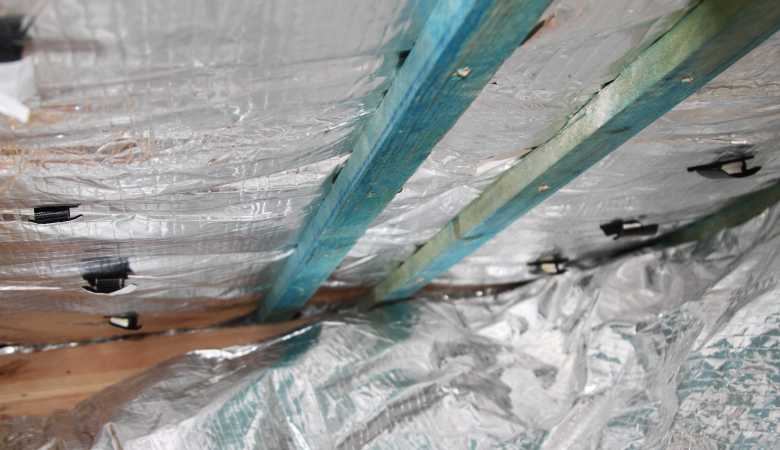 Maintaining air gaps between insulation layers
